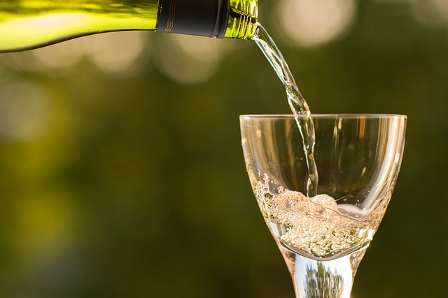 Servindo o vinho 