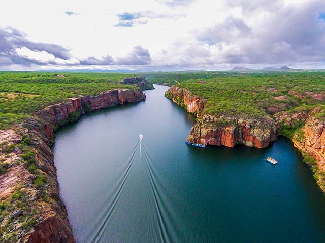 O São Francisco é um rio brasileiro, que vai atravessar cinco estados: Minas Gerais, Bahia, Pernambuco, Alagoas e Sergipe.