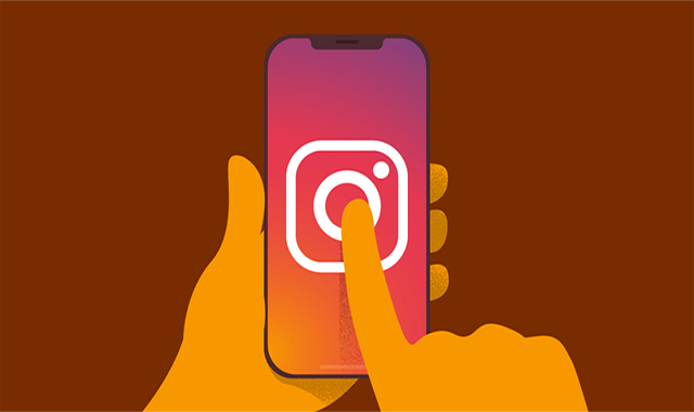 Como engajar os alunos utilizando os stories do instagram, vendo sendo uma das formas mais procuradas por instituições educacionais para tentar manter os alunos engajados com as escolas. O Instagram era simplesmente uma rede de mídia social para compartilhar fotos com amigos (com alguns filtros divertidos para fazer você se sentir um fotógrafo profissional). Desde então, a plataforma de mídia social popular evoluiu para um jogador importante em estratégias de mídia social das escolas. Embora as mudanças tenham transformado o Instagram de uma plataforma simples de compartilhamento de fotos em uma potência de marketing e publicidade, a rede ainda opera na importância de compartilhar imagens e vídeos de alta qualidade para envolver os seguidores - uma estratégia que é essencial para as escolas hoje. Melhores práticas de como engajar os alunos utilizando os stories do instagram 1. Stories do Instagram O stories do instagram é um conteúdo que está disponível apenas por um curto período de tempo - agora é encontrado em todas as redes de mídia social. Por meio do Instagram Stories, as escolas podem compartilhar conteúdo instantâneo que é arquivado após 24 horas e engajar seus alunos. Aprenda neste tutorial completo como colocar musica no stories. O conteúdo compartilhado com os stories também não aparecerá na grade do seu perfil ou no feed principal do Instagram, fazendo com que seu perfil pareça interativo, mas desordenado. Esse tipo de conteúdo é perfeito para filmagens de bastidores em eventos, como salas abertas, jogos esportivos, shows e muito mais. Se houver alunos da escola que não podem comparecer, mas gostariam, eles podem se sentir parte do evento ao assistir seus stories. É uma ótima maneira de dar a todos uma chance para ver o que está acontecendo em tempo real. Os stories do Instagram são interativos. Eles permitem que você: Utilize Tag hashtags, que então levarão um usuário a seguir essa hashtag no Instagram e ver outras postagens onde essa hashtag foi usada, e aumentarão suas chances de ser encontrado na página Explorar; Crie uma votação ou faça uma pergunta aos seus seguidores à qual eles possam responder em tempo real; Adicione um local ou marque outro usuário na postagem para aumentar o engajamento. 2. Destaques da história do Instagram Outra maneira de como engajar os alunos utilizando os stories do instagram é manter algumas das fotos e vídeos que compartilhou definitivamente em seus stories. Há destaques do Instagram Stories. Ao contrário dos stories normais do Instagram que desaparecem após 24 horas, os Destaques dos Stories do Instagram são clipes com curadoria agrupados por você e vivem permanentemente em seu perfil até que você os exclua. Você só pode ter conteúdo para seus destaques que já foram apresentados em seus stories. Você pode organizar os destaques por tópico, evento, departamento e muito mais. Eles ficarão logo acima do feed do Instagram para que sejam facilmente acessíveis aos alunos. Siga estas etapas para começar a construir seus próprios destaques: Etapa 1: ative o recurso de arquivamento automático. Dessa forma, o conteúdo da sua história é salvo automaticamente no backend do seu perfil. Etapa 2: crie os destaques dos stories do Instagram. Basta ir ao seu perfil do Instagram e clicar na seta ao lado de “Destaques do story” e depois clicar no botão “Novo”. Selecione as histórias que deseja incluir no destaque, atribua um novo título e publique. 3. Instagram Live Uma excelente forma de como engajar os alunos utilizando os stories do instagram especialmente em uma época em que o ensino à distância está se tornando uma estratégia normal das escolas, a transmissão ao vivo é uma forma eficaz de alcançar alunos em tempo real. Você pode ir ao vivo diretamente da conta do Instagram de sua escola clicando no ícone como faria para criar uma história e simplesmente deslizar para o recurso Live. Do seu dispositivo móvel, você pode ir ao vivo e solicitar que outro co-anfitrião se junte a você virtualmente. Os usuários tendem a assistir a vídeos ao vivo quase 12 vezes mais do que as postagens normais de vídeo, então esta é uma ótima maneira de divulgar suas informações, cursos e eventos escolares. Transmitir anúncios ao vivo, fazer perguntas e respostas ao apresentador e ser criativo. 4. IGTV: Incorpore vídeos longos em sua estratégia do Instagram O IGTV é uma experiência de vídeo de longa duração dentro da plataforma do Instagram, dando a você mais opções quando se trata de publicar conteúdo de vídeo. Alguns benefícios do IGTV que as escolas no Instagram devem levar em consideração incluem o recurso: Primeiro o celular: o IGTV foi desenvolvido para usar o telefone de fato, vertical e tela inteira. Isso torna mais fácil para seus seguidores assistir a vídeos diretamente de seus telefones; Simples e intuitivo: começa a tocar assim que você abre o aplicativo. Os usuários não precisam pesquisar ou navegar para começar, e é fácil realizar várias tarefas ao mesmo tempo; Curadoria: IGTV é focada nos criadores que os usuários mais amam e já seguem no Instagram. Seus verdadeiros fãs do Instagram verão o conteúdo do vídeo mais facilmente no aplicativo. Qualquer um pode ser um criador na IGTV e fazer upload de vídeos no aplicativo ou na web, mas você não quer apenas qualquer vídeo lá. Este recurso é melhor para vídeo de formato longo do que para vídeos mais curtos que podem ser compartilhados em seus stories no Instagram. Seus alunos podem ser notificados sobre seus novos vídeos, e seu conteúdo de vídeo aparecerá em seu feed IGTV. Quer compartilhar um vídeo de volta às aulas? Apresentar alunos durante o ensino à distância ? Incorporar vídeo em sua estratégia de mídia social com IGTV leva sua mídia social a um nível totalmente novo. Por fim… Com essas práticas simples, é possível engajar os alunos utilizando os stories do instagram. Sua escola pode levar seu perfil no Instagram para o próximo nível, tornando-se uma plataforma de mídia social verdadeira e envolvente. Os recursos do Instagram oferecem muitas oportunidades de engajamento e atingem uma gama mais ampla de gerações do que a maioria das plataformas.