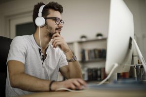 Fones com cancelamento de ruídos