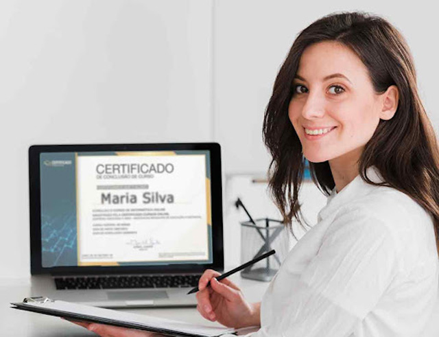 A aprendizagem online tem uma série de vantagens em que a maioria dos interessados pode tirar partido. Descubra tudo o que precisa de saber sobre a educação online neste artigo. A pandemia COVID-19 veio mudar muitas coisas no nosso mundo. E isso aplica-se ao mundo da aprendizagem também. O termo “novo normal” ficou nas bocas do mundo devido à pandemia. E o novo normal na educação é a utilização massiva da aprendizagem online, à distância. A pandemia de COVID-19 desencadeou novas formas de aprendizagem e forçou a melhoria das já existentes. Em todo o mundo, as instituições educacionais estão a procurar plataformas de aprendizagem online para continuar com o processo de educação dos estudantes. Hoje, a aprendizagem digital surgiu como um recurso necessário quer para estudantes da escola, como para empreendedores e profissionais diversos em todo o mundo. No novo mundo, a aprendizagem à distância tornou-se essencial quer para os alunos, quer para os profissionais que querem aprender uma atividade extracurricular. E felizmente há opção para todos os gostos, quer seja manicure, uma língua estrangeira, tricô, programação, investimento online ou mesmo álgebra linear. A verdade é que, independentemente do tema, nos últimos meses, a procura de aprendizagem online aumentou significativamente, e continuará a fazê-lo no futuro. Então vamos enumerar algumas das várias vantagens de um tipo de ensino online: 1. Eficiência A aprendizagem on-line oferece aos professores uma forma eficiente de dar aulas aos alunos. A aprendizagem online tem uma série de ferramentas tais como texto, vídeos, imagens, podcasts, e os professores podem utilizar todas estas ferramentas como parte dos seus planos de aula. Ao alargar o plano de aulas para além dos manuais escolares tradicionais para incluir recursos online, os professores podem tornar-se educadores mais eficientes. 2. Acessibilidade Outra enorme vantagem da educação online é que permite aos estudantes assistir a aulas a partir de qualquer local da sua escolha. Também permite a quem ensina, alcançar uma rede mais extensa de alunos, em vez de serem restringidas por fronteiras geográficas. Além disso, as aulas online podem ser gravadas, arquivadas e partilhadas para referência futura. Isto permite que os estudantes possam revisitar o material de aprendizagem num momento que precisem. 3. Preços (possivelmente) mais acessíveis Outra vantagem da aprendizagem digital é a redução dos custos financeiros. Tendencialmente, a educação online é muito mais acessível em comparação com a aprendizagem física. Isto porque a aprendizagem online elimina a necessidade de grandes superfícies, com custos avultados em compra, arrendamento ou manutenção de espaços físicos. Também outros custos deixam de existir tal como custo da deslocação (transportes, combustível) e as refeições que provavelmente terá de suportar se estiver fora de casa. Se tiver um orçamento mais reduzido, em muitos temas existe imensa oferta, de vários formadores, onde você só terá de procurar uma oferta mais em conta com o que pretende gastar. 4. Melhoria da Frequência Estudantil Uma vez que as aulas online podem ser vistas a partir de casa ou do local de escolha, há menos probabilidades de os interessados faltarem às aulas ou perderem capítulos. Do mesmo jeito, com a possibilidade de ver/rever o conteúdo mais tarde, o aluno só falta à aula, se quiser. 5. Variedade de Estilos de Aprendizagem Cada vez mais, os tutores estão despertos para as diferentes formas de aprendizagem que existem. O modelo em que um género de aprendizagem serve para todos está obsoleto e as novas tecnologias ajudam na inclusão de pessoas diferentes e com métodos de aprendizagem e retenção diferentes. Nós todos somos diferentes e temos uma viagem de aprendizagem diferente e um estilo de aprendizagem diferente. O sistema de aprendizagem on-line, com a sua gama de opções e recursos, pode ser personalizado de muitas maneiras. É a melhor forma de criar um ambiente de aprendizagem perfeito e adaptado às necessidades de cada aluno. 6. Progresso (ou mudança) de Carreira Esta dupla vantagem é endereçada aos que já têm um trabalho e pretendem fazer uma melhoria de suas condições, ou aplicar-se a outra função dentro da firma, ou até mudar de profissão. Estes alunos não tradicionais desfrutam de duas vantagens significativas das aulas online relacionadas com a progressão na carreira. Primeiro, conseguem obter um certificado ou um diploma que o pode qualificar para um aumento. Em segundo lugar, algumas empresas restringem os cargos de gestão a empregados que possuam um diploma de bacharel ou mestrado. A obtenção de um diploma pode levar a uma promoção que também pode envolver aumentos salariais. E quem está no mercado de trabalho há mais de 10 anos e nunca lhe passou pela cabeça de mudar radicalmente de trabalho? Quase todo o mundo, certamente. A maioria dos diplomas e certificados online também permitem aos formandos continuar a trabalhar enquanto estudam. Os estudantes podem trabalhar durante o dia e completar o curso à noite ou aos fins-de-semana. Por isso, esta aprendizagem online abre as portas a uma mudança de emprego, sem que seja necessário abandonar o seu atual. Aprenda do jeito que você prefere Naturalmente que as aulas online têm os seus obstáculos e não são para todos. Algumas pessoas só querem as aulas tradicionais ao vivo. Mas as aulas online oferecem alguns benefícios realmente únicos, tal como acabamos de indicar. Estes benefícios permitem que as pessoas que normalmente não podem frequentar uma escola tradicional, consigam aprender valências essenciais para sua vida. Pessoas que estão mais deslocadas remotamente, desde que tenham o mínimo como um computador e uma ligação à internet estável, consigam aprender conteúdo que é transmitido do outro lado do mundo! Quer queira estudar a partir do conforto do seu quarto ou apenas aumentar as suas competências atuais enquanto mantêm seu trabalho, as aulas online são uma opção fantástica.