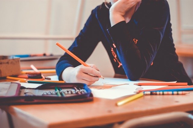 Peça que o seu filho lhe ensine o que aprendeu na escola