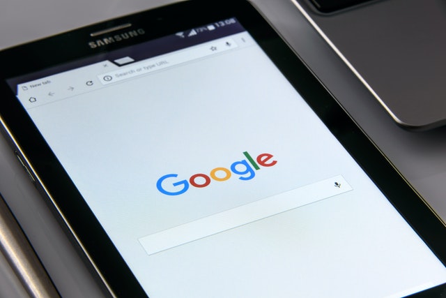 Como proteger seus dados contra invasores ao realizar pesquisas escolares?