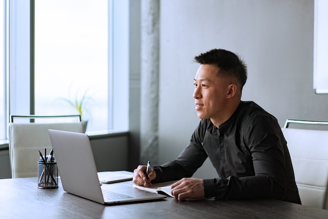 Qual é a diferença entre upskilling e reskilling?