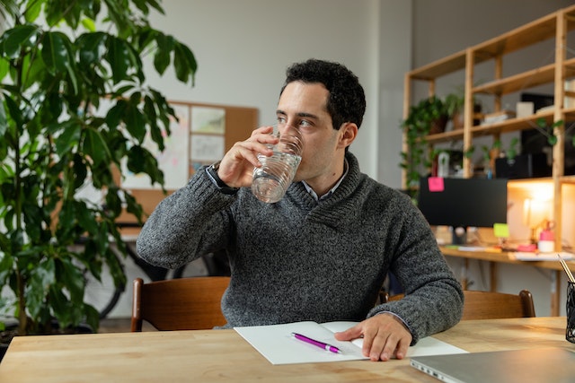 Consumir água no trabalho melhora o desempenho profissional