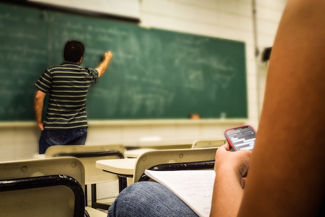 Ensino à distância X ensino presencial: conheça as vantagens de cada um