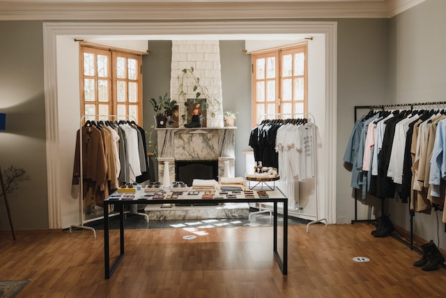 É possível ganhar dinheiro vendendo roupas na internet Descubra agora.