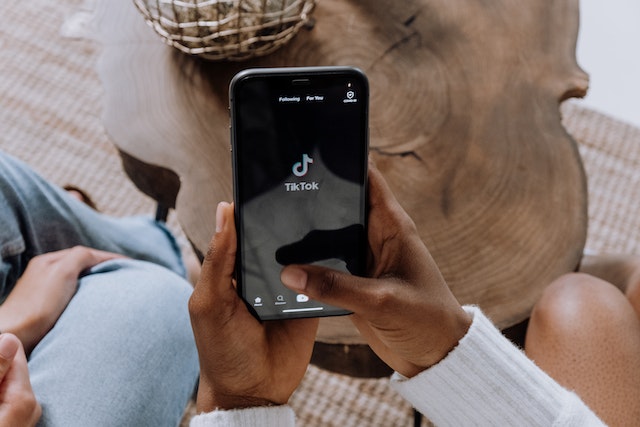 Como o TikTok influencia várias tendências jovens atuais