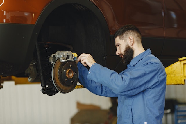 Como saber se as rodas do carro estão desalinhadas?